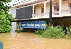 Biển nước lũ tại Thái Nguyên, người dân ngồi trên nóc nhà nhận hàng cứu trợ